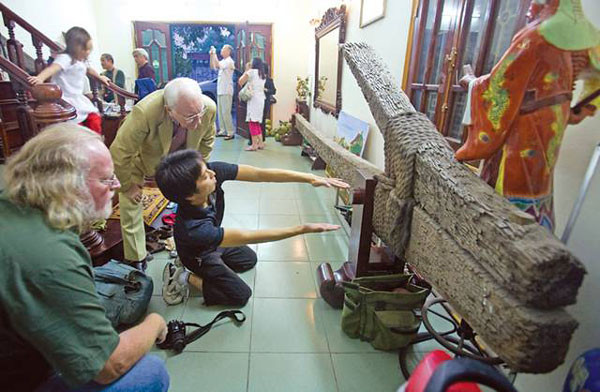 Các chuyên gia nước ngoài đến từ Mỹ, Australia, Canada, Nhật Bản nghiên cứu về mỏ neo. Ảnh: Lại Tấn