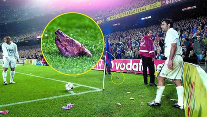 Chiếc đầu heo được ném xuống khi Figo chuẩn bị đá phạt góc.