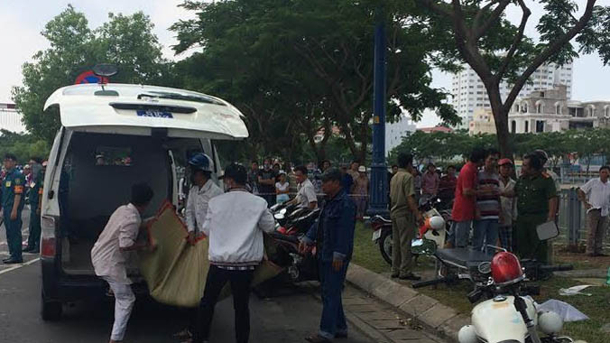 Đưa thi thể nạn nhân về nhà xác.