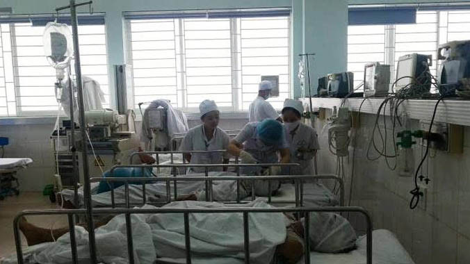 Các công nhân bị bỏng nặng sau vụ nổ được cấp cứu tại bệnh viện.