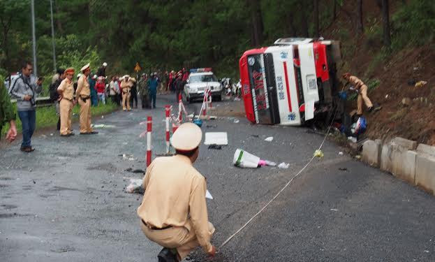 Chiếc xe do ông Quang điều khiển bị lật sau khi gây tai nạn thảm khốc.