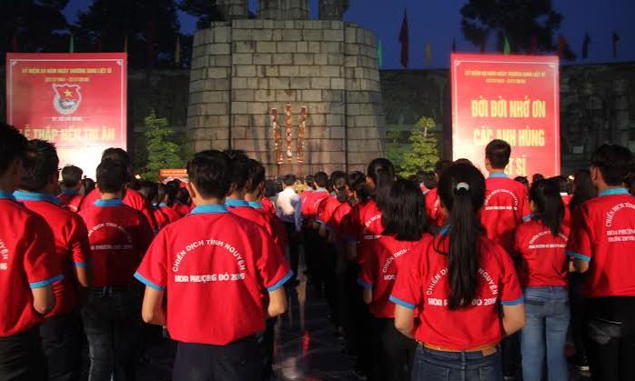 Hàng ngàn đoàn viên thanh niên TPHCM thành kính dâng hương, thắp nến tri ân các Anh hùng liệt sĩ tại Nghĩa trang Liệt sĩ TPHCM vào chiều tối 26/7.