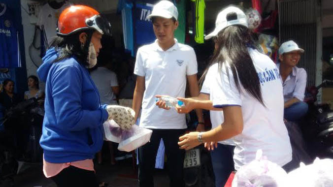 Các tình nguyện viên phục vụ cơm chạy miẽn phí cho phụ huynh và thí sinh dự thi. Ảnh: Kim Hà.