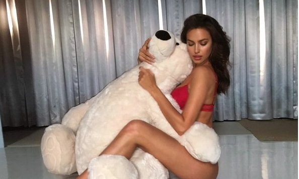 Irina Shayk được suy đoán đã gửi thông điệp bí ẩn cho Ronaldo.