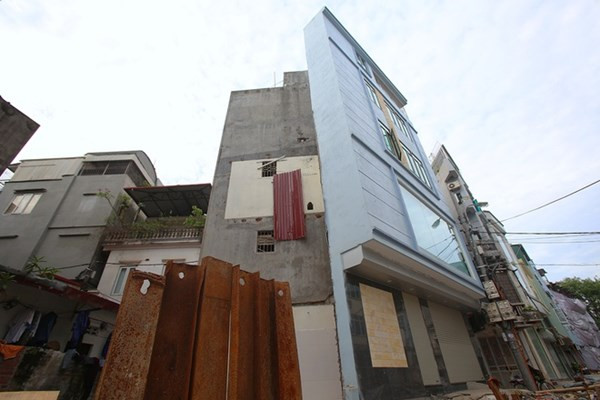 Ngôi nhà 3 tầng có mặt tiền rộng với một cạnh siêu mỏng.