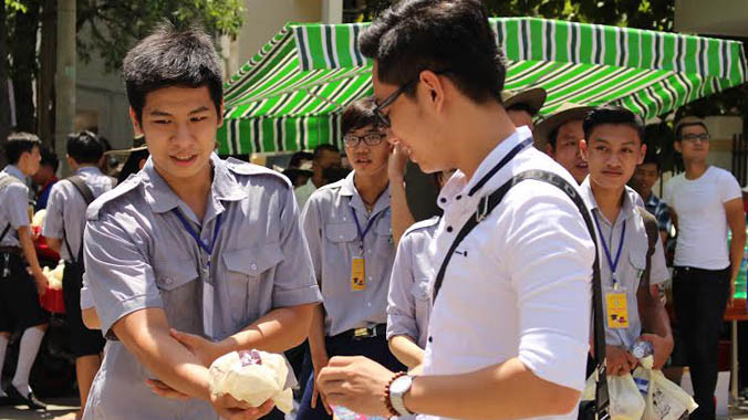 Phát suất ăn nhẹ cho các thí sinh sau khi hoàn thành bài thi môn Toán. Ảnh: Giang Thanh.