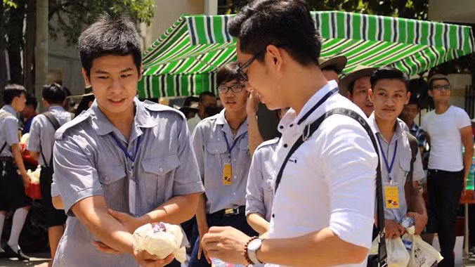 Phát suất ăn nhẹ cho các thí sinh sau khi hoàn thành bài thi môn Toán. Ảnh: Giang Thanh.