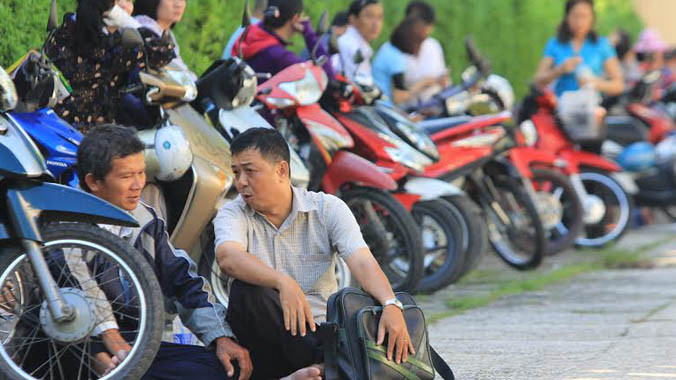 Phụ huynh “đội nắng” ngóng con… vượt vũ môn