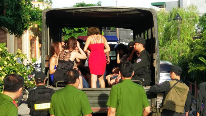 Đưa các đối tượng về trụ sở công an để điều tra, làm rõ