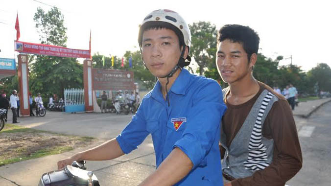 Ta Ngôn Nới được các tình nguyện viên chở đến địa điểm thi.