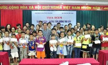 Các đại biểu và các cháu đạt thành tích trong năm học 2015 – 2016 cùng chụp ảnh lưu niệm.