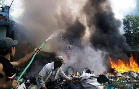 Cháy dữ dội kho phế liệu giữa khu dân cư 