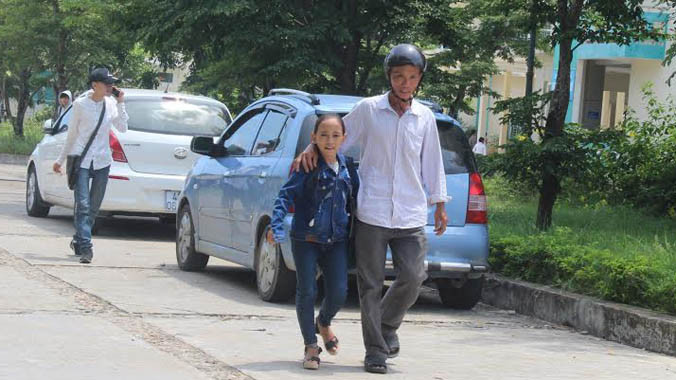 Thí sinh Nguyễn Thị Tuyền và bố sau giờ thi. Ảnh H. Văn.