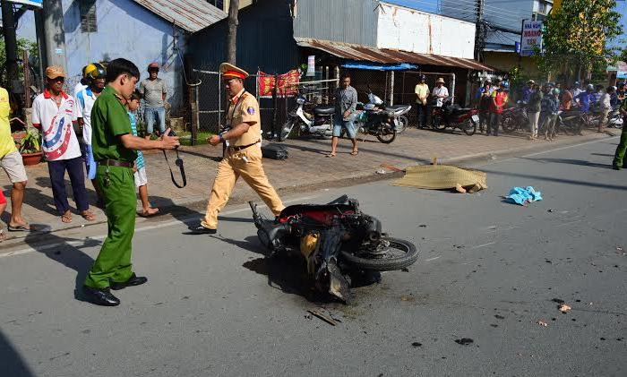 Hiện trường vụ tai nạn xe khách húc xe gắn máy.