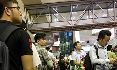 Do các sân bay làm thủ tục check-in thủ công nên dòng người xếp hàng ngày càng đông. Ảnh: Song Hồ.