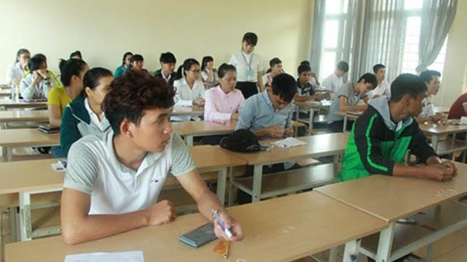 Thi môn đầu tiên an toàn, nghiêm túc.