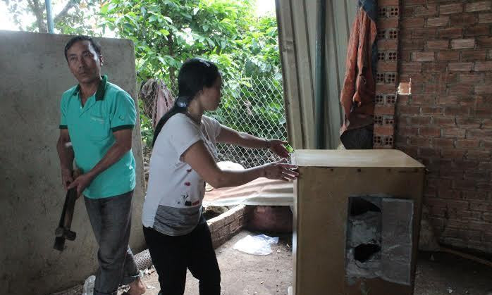 Khổ chủ bên chiếc két sắt bị đục phá.