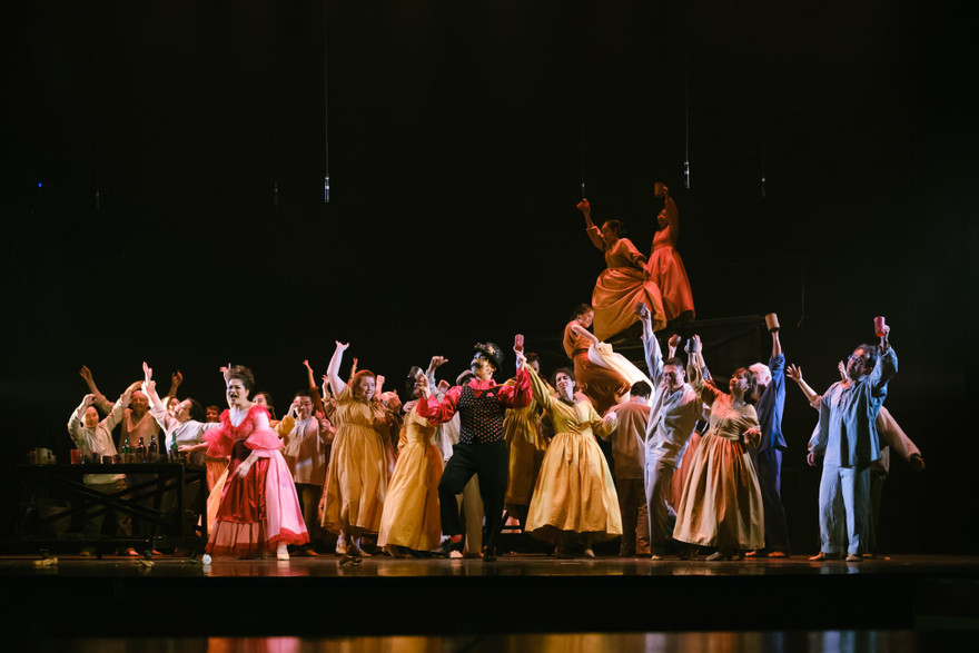 Đưa "Những người khốn khổ" lưu diễn trong gần 2 tháng