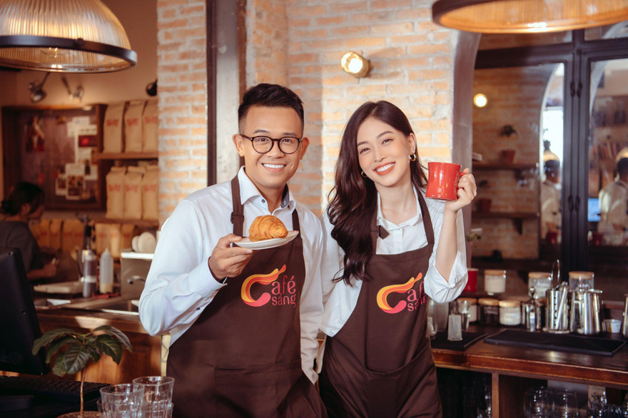 Á hậu Phương Nga và MC Đức Bảo trong “Café sáng” trên VTV3. Ảnh: VTV