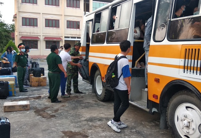 Người dân hoàn thành việc cách ly tập trung tại Vĩnh Long. Ảnh: Anh Minh/Zing