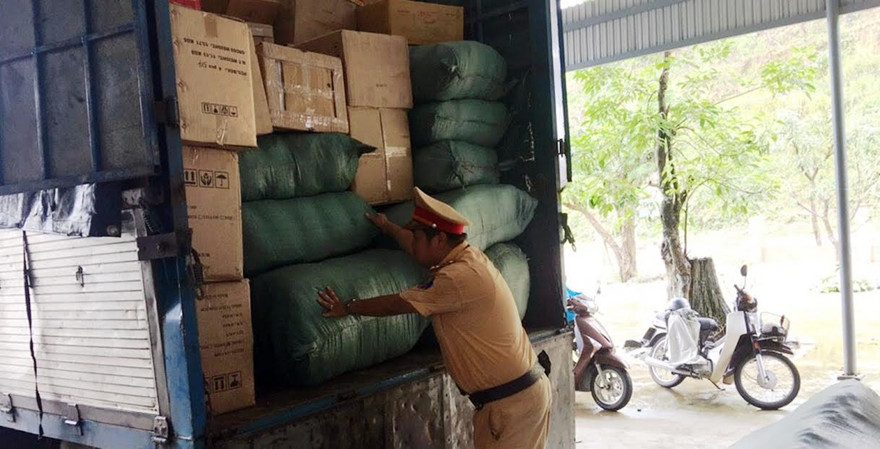 Chiếc xe biển số Lào chở hàng hóa không rõ nguồn gốc bị bắt giữ. 