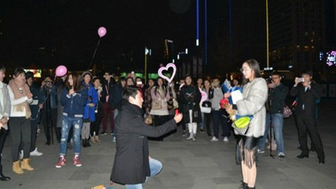 Gái trẻ từ chối lời cầu hôn vì nhẫn kim cương không đủ to