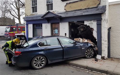 Mẫu sedan hạng sang húc đổ một phần mặt trước quán rượu bên đường. Ảnh: MPSRichmond.