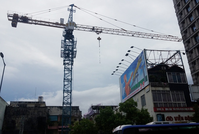 Cần cẩu va bể tường ngân hàng, 2 'xế sang' hư hỏng