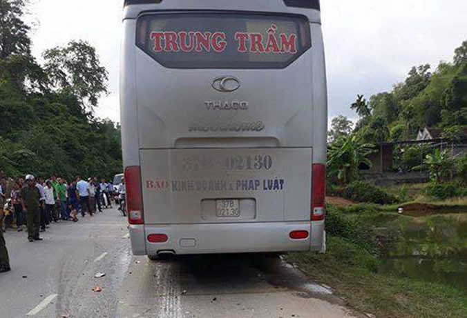 Xe máy va chạm xe khách, hai người phụ nữ tử vong tại chỗ