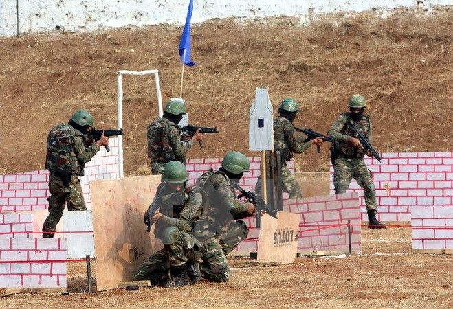 Cảnh sát chống khủng bố Ấn Độ tham gia cuộc diễn tập ở Bhopal, bang Madhya Pradesh, Ấn Độ ngày 18/1. (Nguồn: THX/TTXVN)