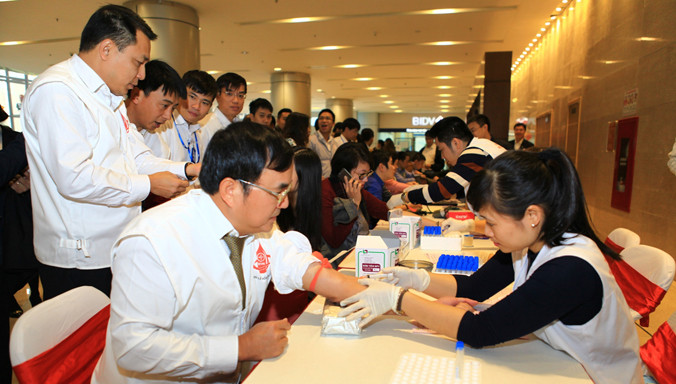 Chủ tịch Hội đồng thành viên EVN Dương Quang Thành làm thủ tục hiến máu nhân đạo.