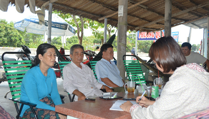 Người nhà ông Quyết trao đổi với PV.