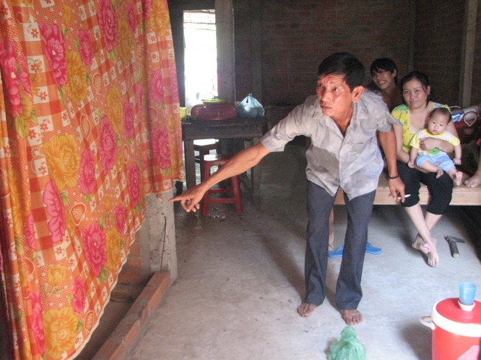 Ông Chưởng cho biết hiện trường chị T bị đánh ghen, lột quần, xát ớt toàn thân