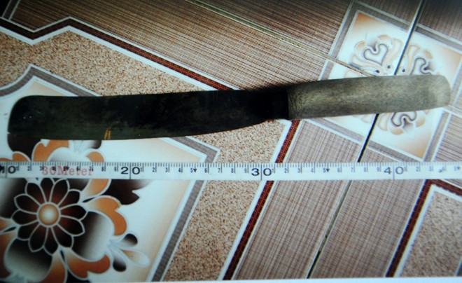 Con dao - tang vật vụ án mà Long dùng khống chế bà Tuyết cướp vàng. Ảnh: Minh Hoàng