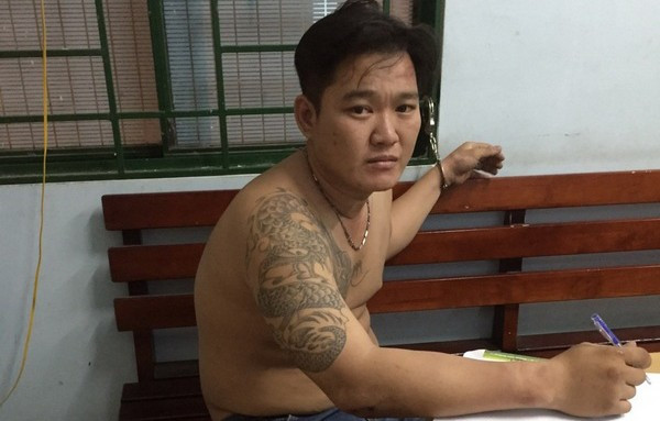 Tùng bị trinh sát hình sự bắt giữ khi đang giật điện thoại của một phụ nữ. Ảnh: Khánh Trung