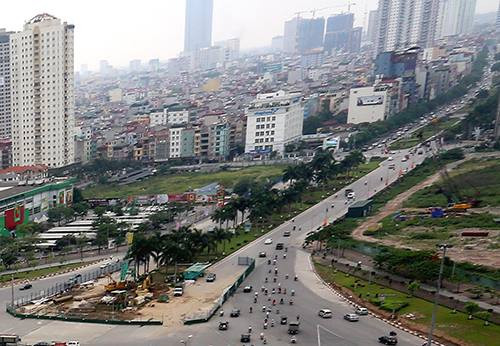 Cây xanh và thảm cỏ giữa đường Trần Duy Hưng sẽ bị xén bỏ. Ảnh: Bá Đô