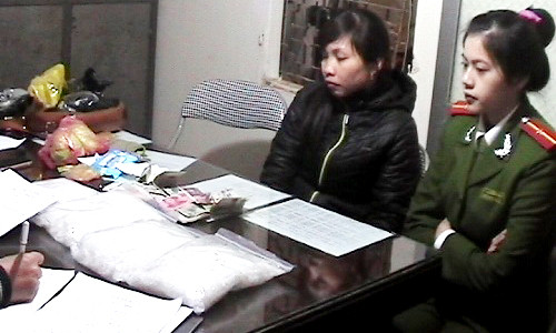 Lê Thị Mai và tang vật 4 kg ma túy đá. Ảnh. H.V