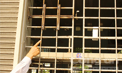 Vị trí song sắt bị các con nghiện cưa để chui ra ngoài