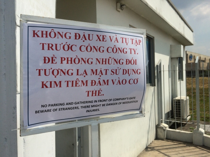 Một số công ty đã dán cảnh báo và công khai đường dây nóng để công nhân liên hệ khi gặp kẻ xấu