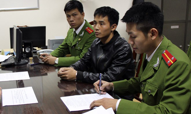 Triệu Quân Sự (áo đen) bị bắt khi lẩn trốn tại Bắc Ninh. Ảnh: H.Q