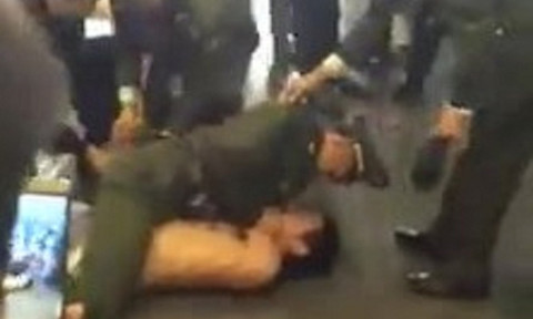 Lực lượng an ninh khống chế đối tượng gây rối. Ảnh cắt từ clip
