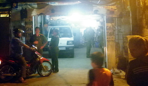 Cảnh sát khám nghiệm hiện trường vụ án mạng. Ảnh: Cửu Long