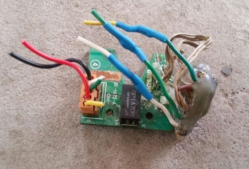 Chip gian lận được tìm thấy tại cửa hàng xăng dầu HFC. Ảnh: Zing