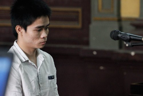 Bị cáo Sơn vào tù khi đứa con mình chỉ hơn một tuổi sau khi hiếp dâm D.