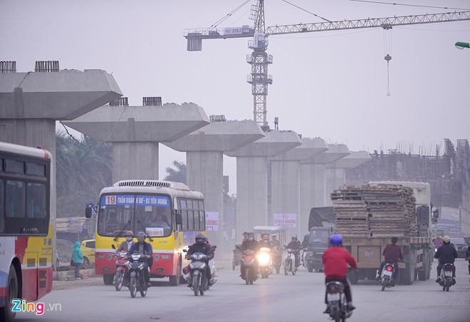 Khu vực này là nơi thi công điểm cuối tuyến đường sắt trên cao Cát Linh - Hà Đông và công trình cải tạo quốc lộ 6A. Mỗi ngày có hàng nghìn phương tiện chạy qua khiến đoạn đường dài hơn 500 m thường xuyên bụi bặm