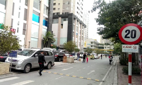 Đường nội bộ trong tòa nhà Hapulico Complex có cả biển cấm dắt chó đi dạo- khá lạ ở Hà Nội