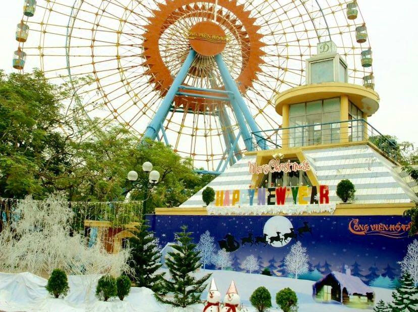 Chiều tối trước Noel người dân có thể đến Công viên nước Hồ Tây tham quan miễn phí quang cảnh chuẩn bị