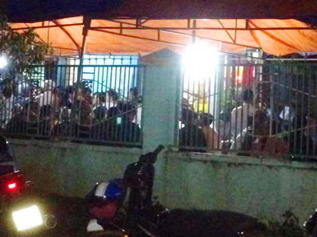 Nhiều người đến nhà nạn nhân chia buồn