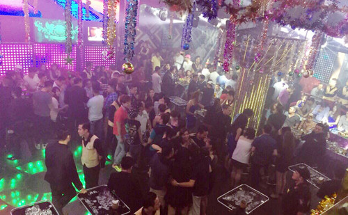 Hàng trăm khách vẫn vui chơi bên trong lúc rạng sáng. Ảnh: Quốc Thắng