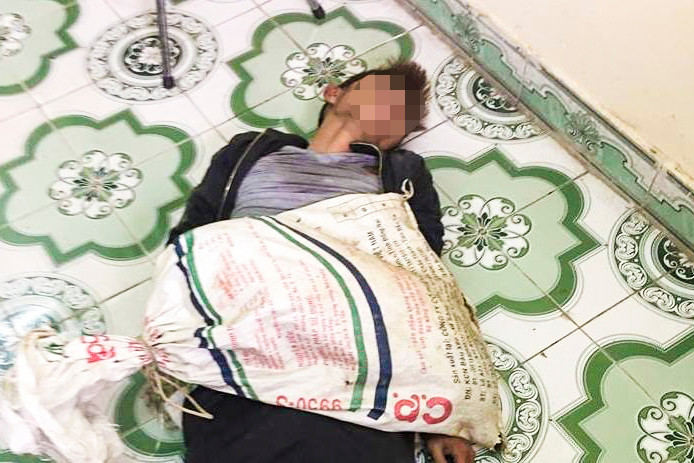 Đối tượng nghi trộm chó cùng chiếc bao tải.